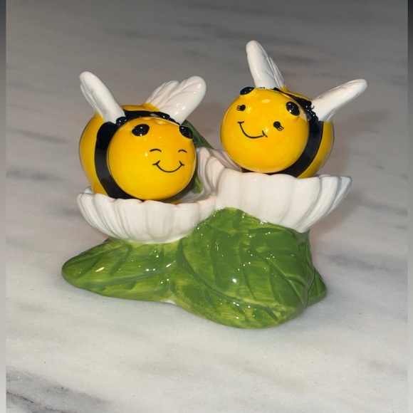 Bees on Flowers Salt and Pepper Shakers Cracker Barrel New in Box. - Picture 1 of 6